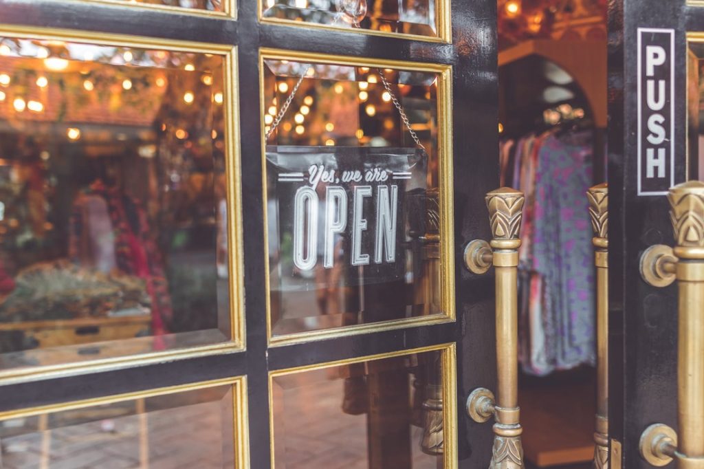 Online Retail Versus Brick and Mortar Business: 4 Pivotal Differences
